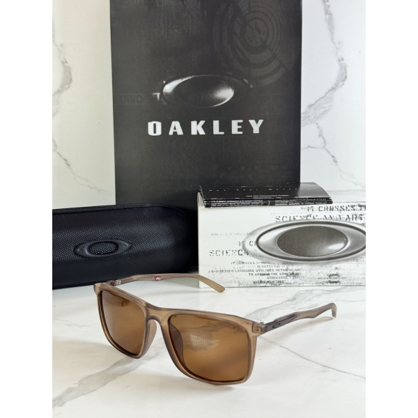 Lentes OAKLEY — Ref. LF-L235-0078 con el packaging mostrado en la fotografía