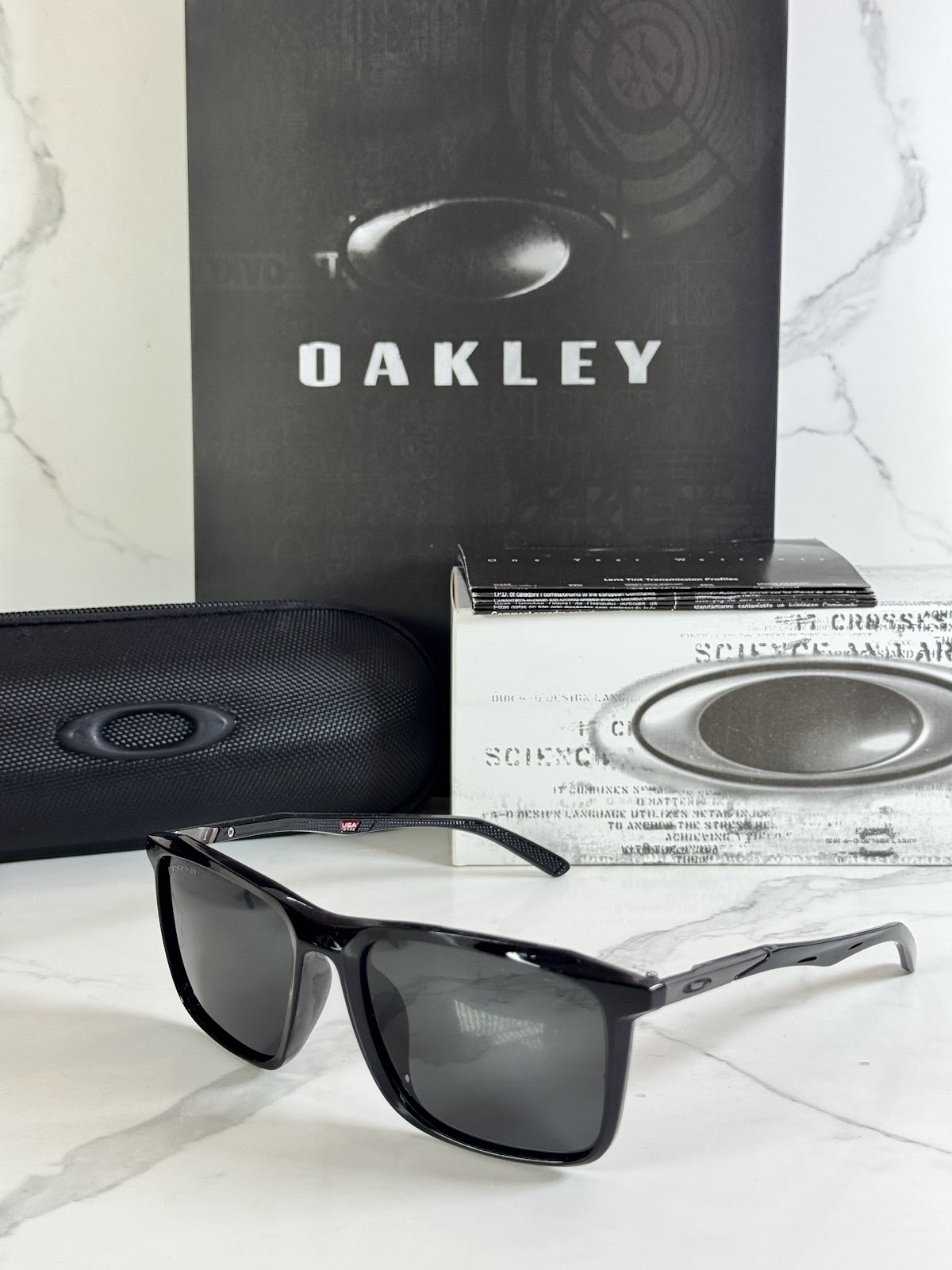 Lentes OAKLEY — Ref. LF-L235-0079 con el packaging mostrado en la fotografía