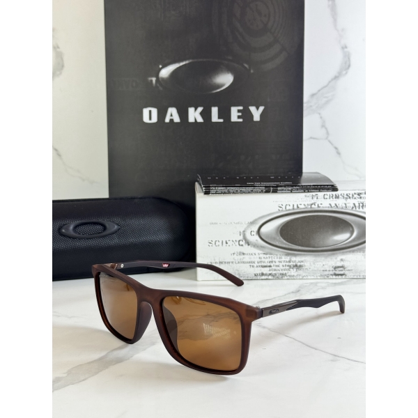 Lentes OAKLEY — Ref. LF-L235-0080 con el packaging mostrado en la fotografía