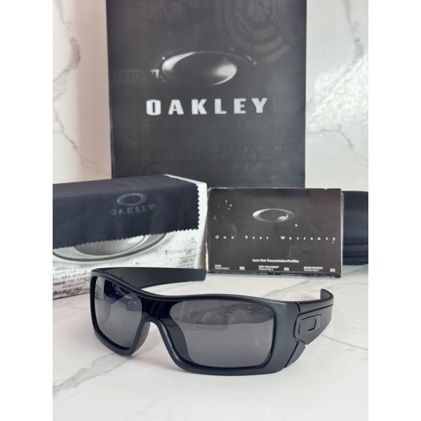 Lentes OAKLEY — Ref. LF-L235-0081 con el packaging mostrado en la fotografía