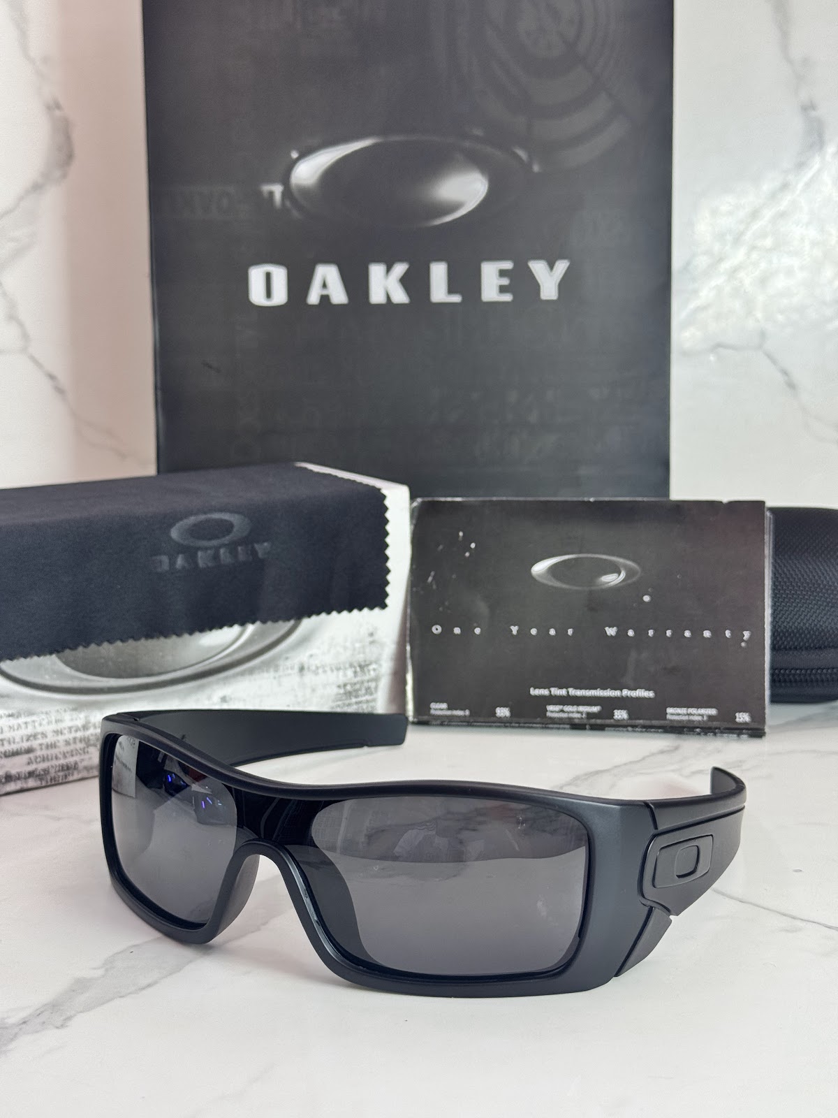 Lentes OAKLEY — Ref. LF-L235-0081 con el packaging mostrado en la fotografía