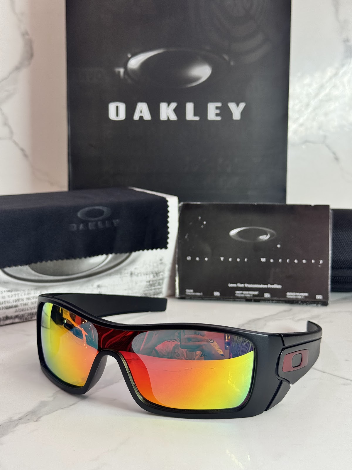 Lentes OAKLEY — Ref. LF-L235-0083 con el packaging mostrado en la fotografía