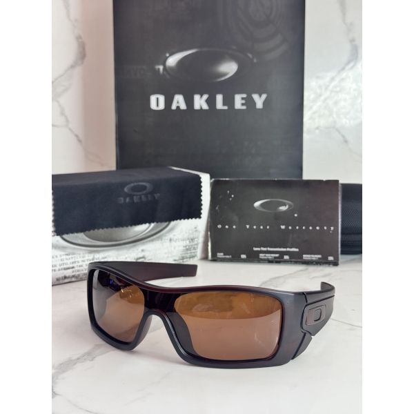 Lentes OAKLEY — Ref. LF-L235-0084 con el packaging mostrado en la fotografía