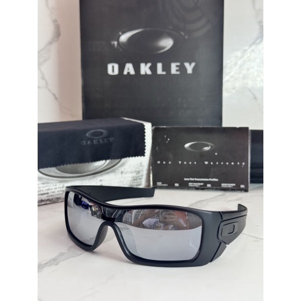 Lentes OAKLEY — Ref. LF-L235-0085 con el packaging mostrado en la fotografía