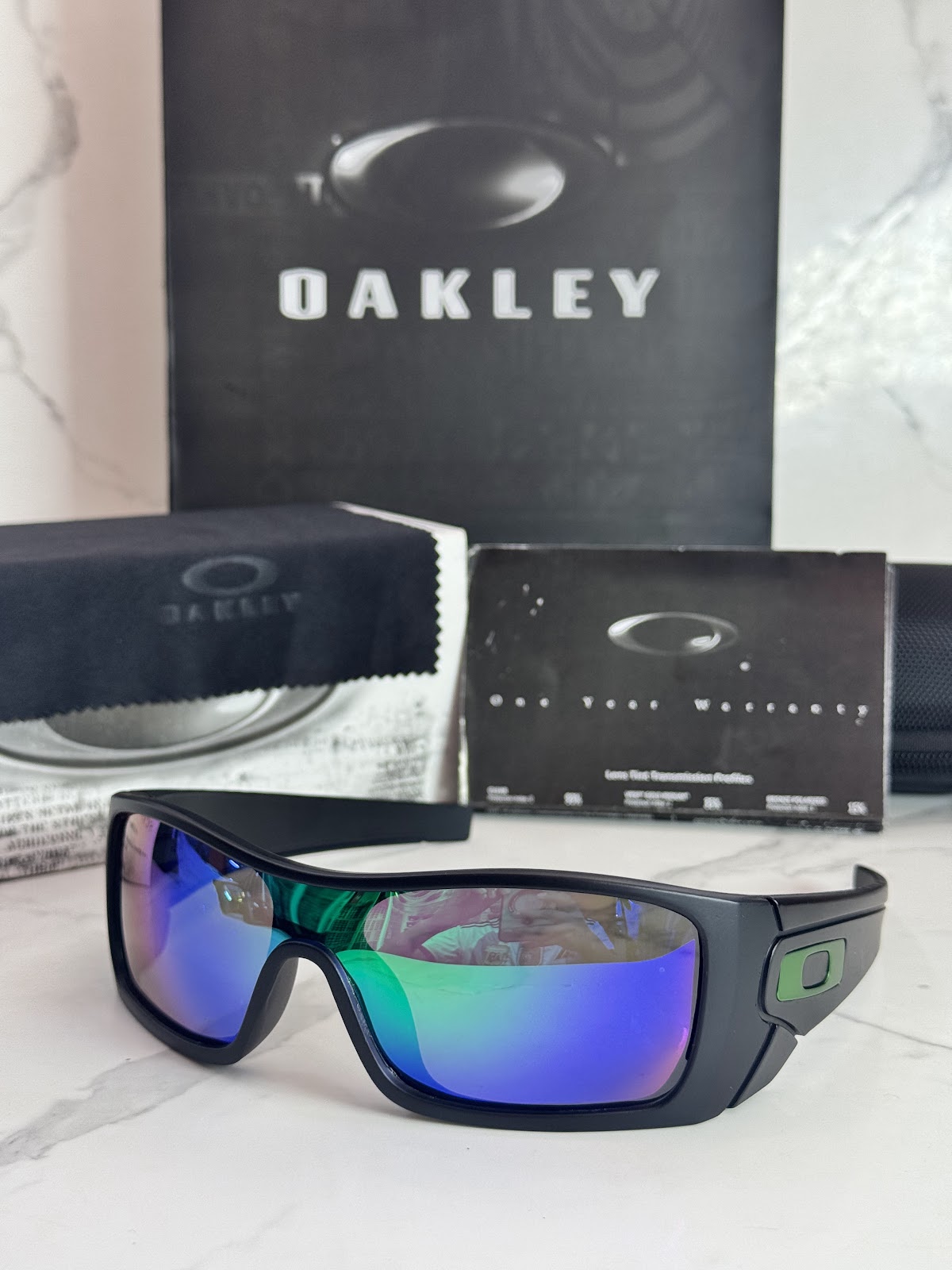 Lentes OAKLEY — Ref. LF-L235-0086 con el packaging mostrado en la fotografía