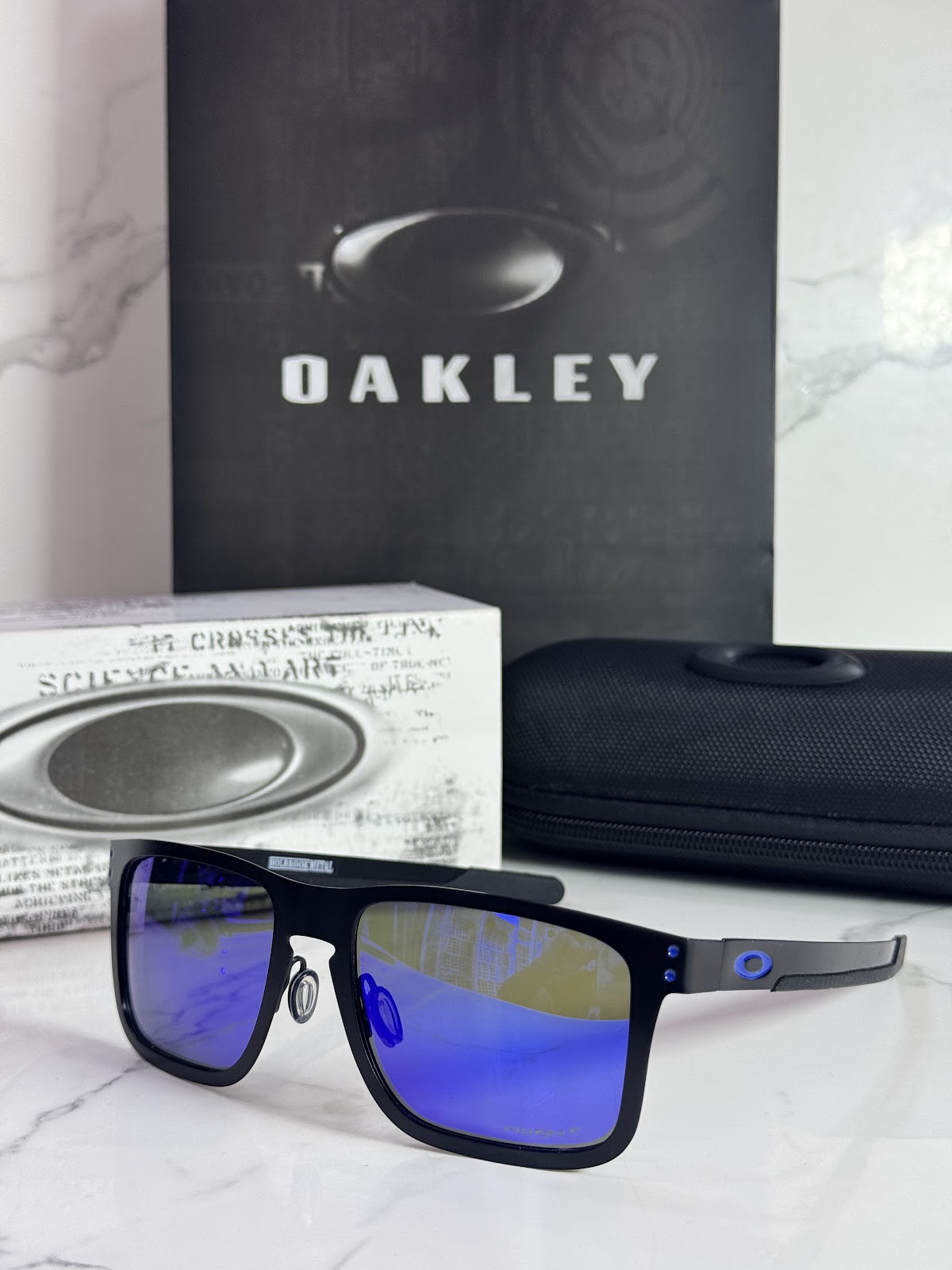Lentes OAKLEY — Ref. LF-L235-0087 con el packaging mostrado en la fotografía