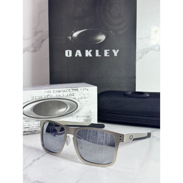 Lentes OAKLEY — Ref. LF-L235-0088 con el packaging mostrado en la fotografía