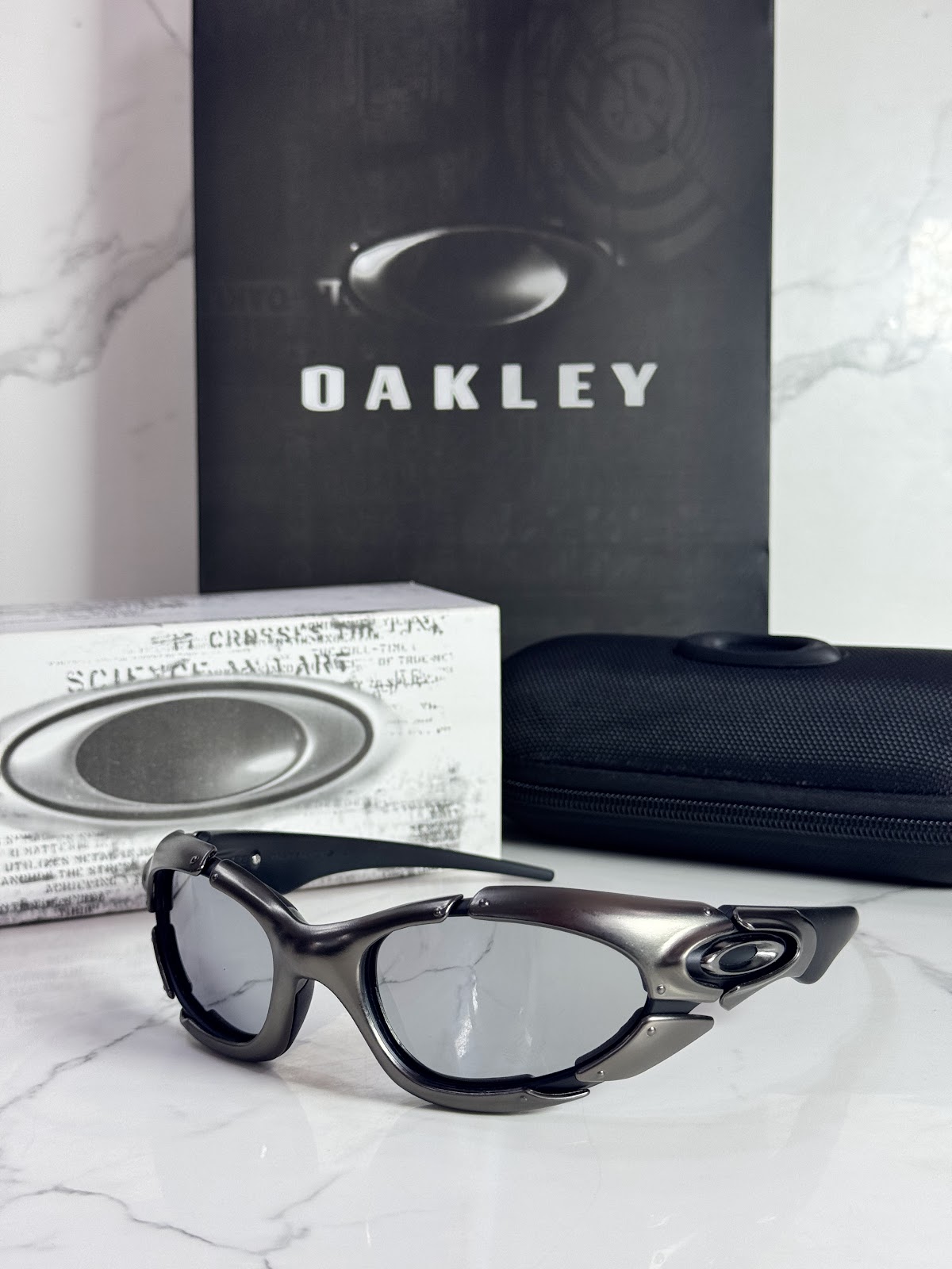 Lentes OAKLEY — Ref. LF-L235-0089 con el packaging mostrado en la fotografía