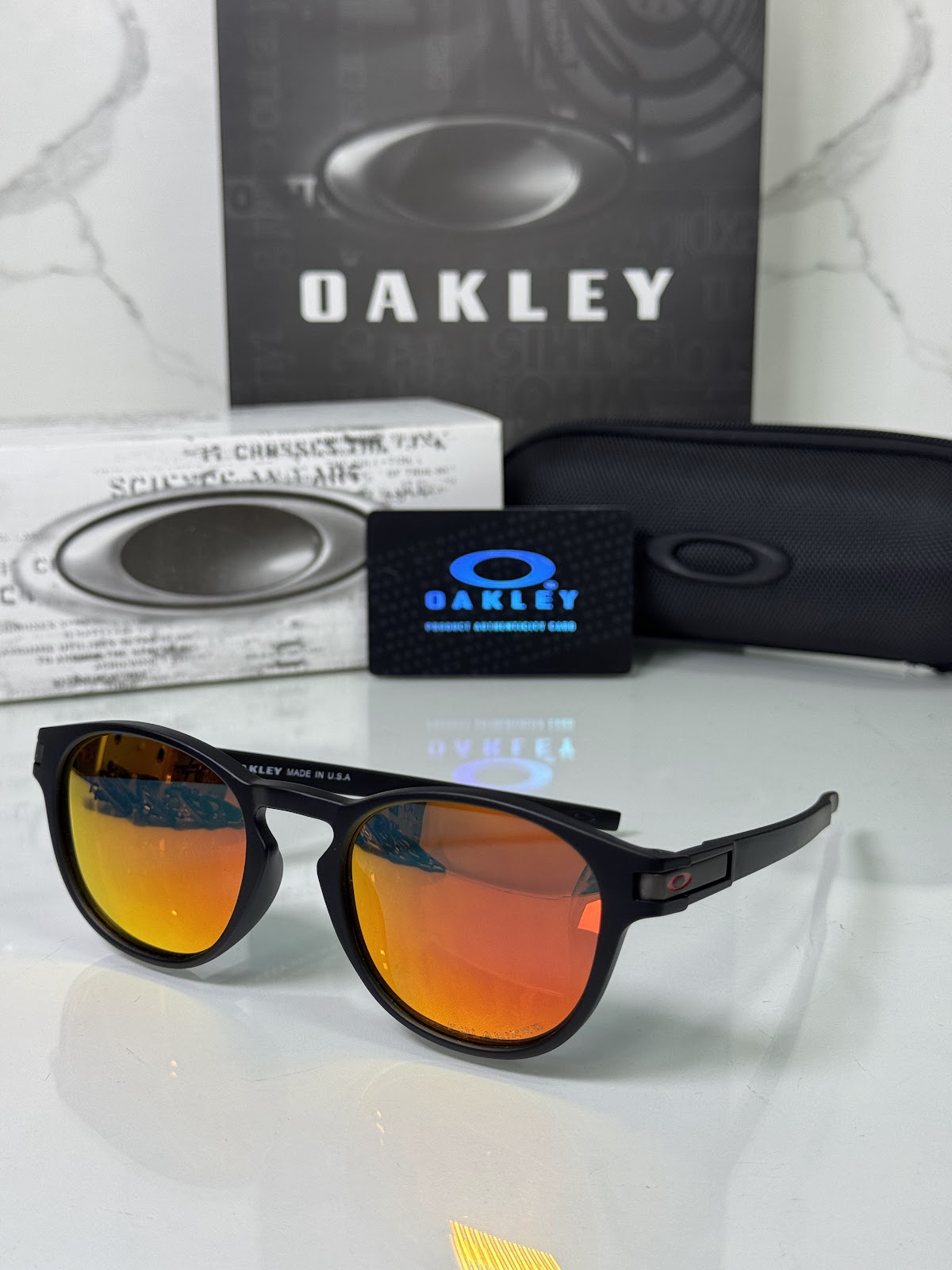 Lentes OAKLEY — Ref. LF-L235-0102 con el packaging mostrado en la fotografía