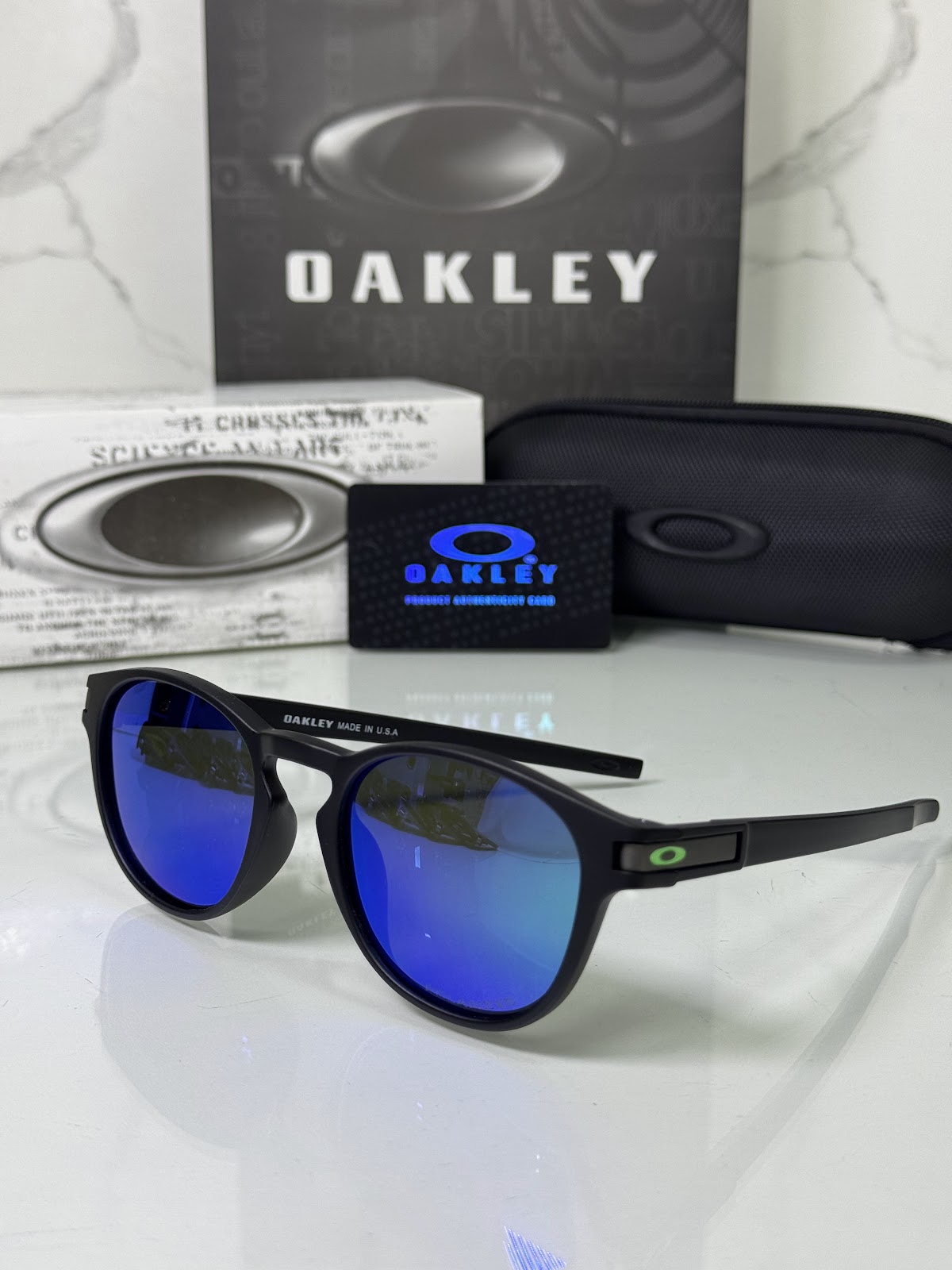 Lentes OAKLEY — Ref. LF-L235-0103 con el packaging mostrado en la fotografía