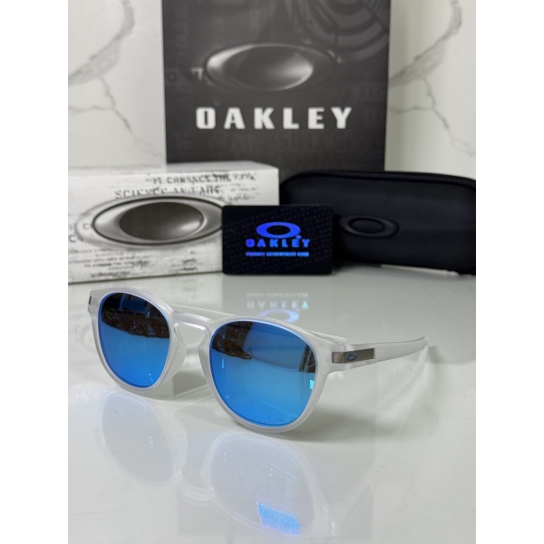 Lentes OAKLEY — Ref. LF-L235-0104 con el packaging mostrado en la fotografía
