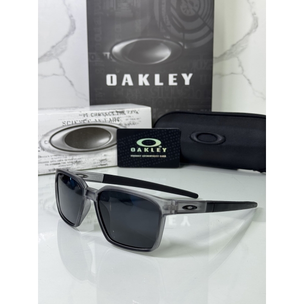 Lentes OAKLEY — Ref. LF-L235-0107 con el packaging mostrado en la fotografía