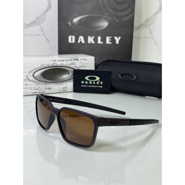 Lentes OAKLEY — Ref. LF-L235-0108 con el packaging mostrado en la fotografía