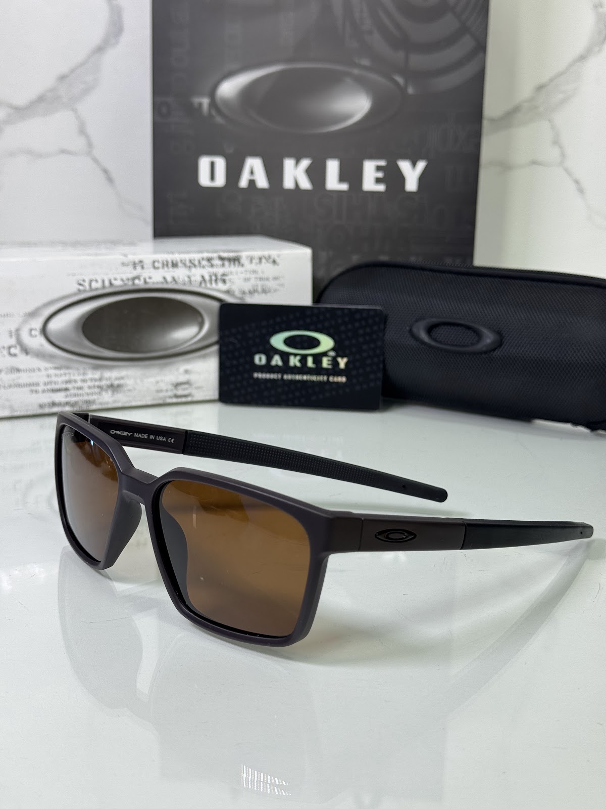 Lentes OAKLEY — Ref. LF-L235-0108 con el packaging mostrado en la fotografía