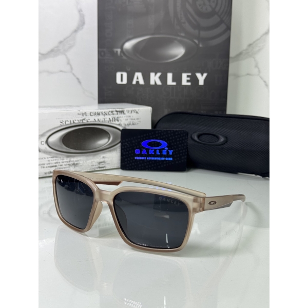 Lentes OAKLEY — Ref. LF-L235-0115 con el packaging mostrado en la fotografía