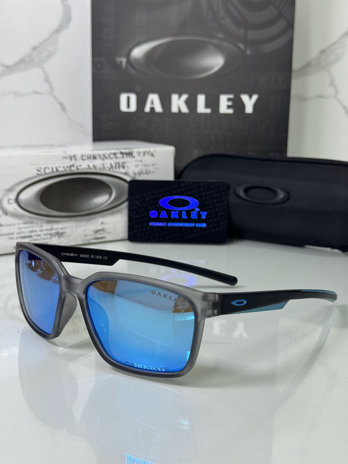 Lentes OAKLEY — Ref. LF-L235-0117 con el packaging mostrado en la fotografía