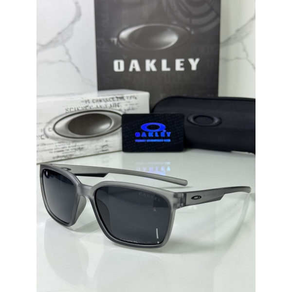 Lentes OAKLEY — Ref. LF-L235-0119 con el packaging mostrado en la fotografía