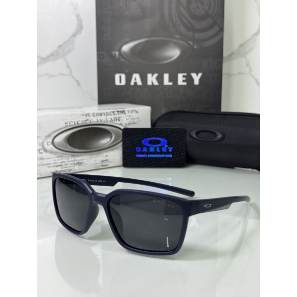 Lentes OAKLEY — Ref. LF-L235-0120 con el packaging mostrado en la fotografía