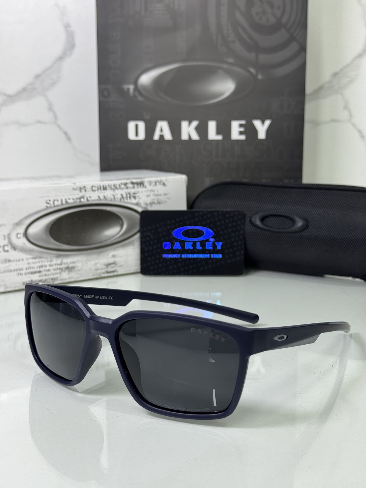 Lentes OAKLEY — Ref. LF-L235-0120 con el packaging mostrado en la fotografía