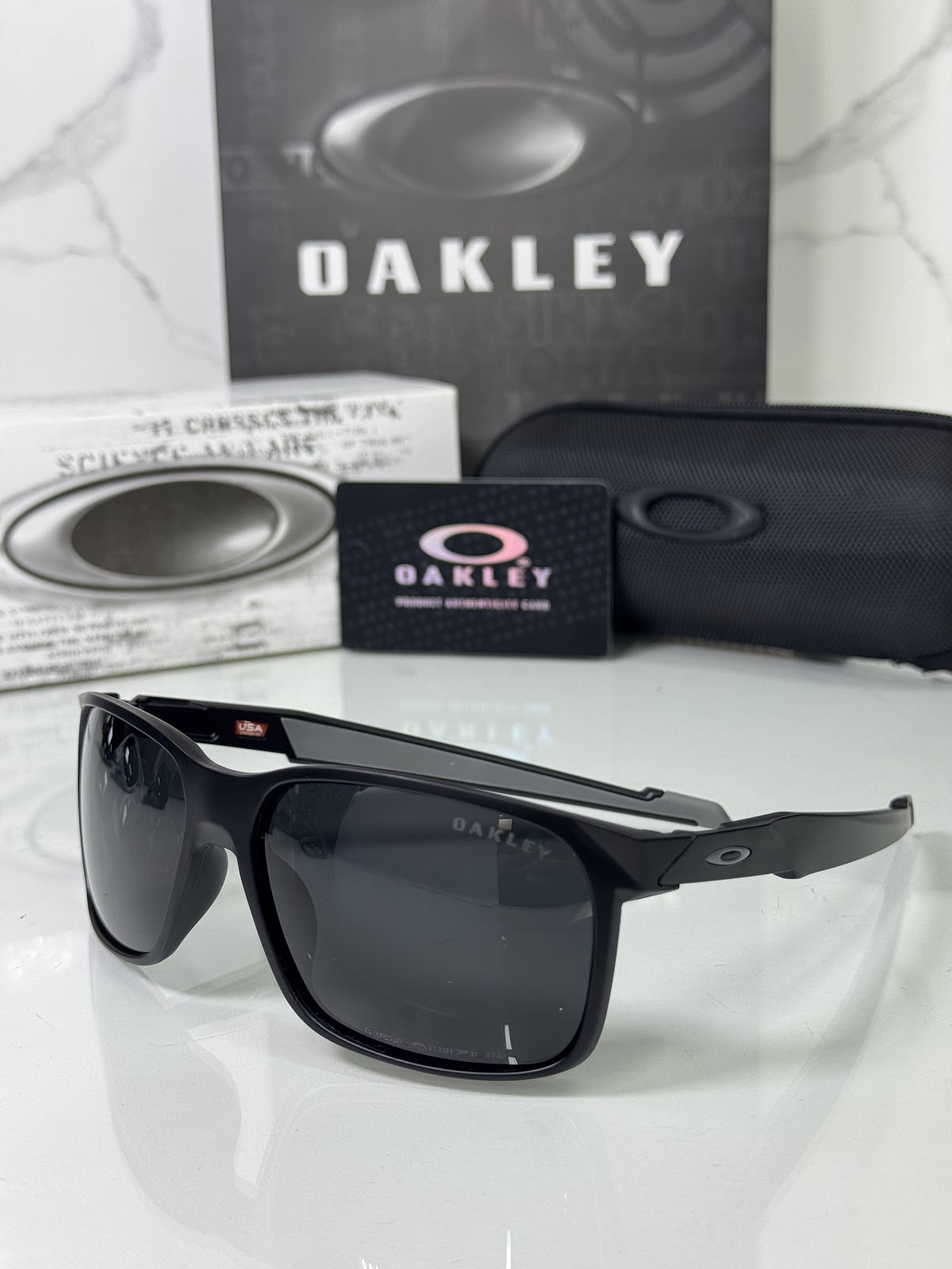 Lentes OAKLEY — Ref. LF-L235-0123 con el packaging mostrado en la fotografía