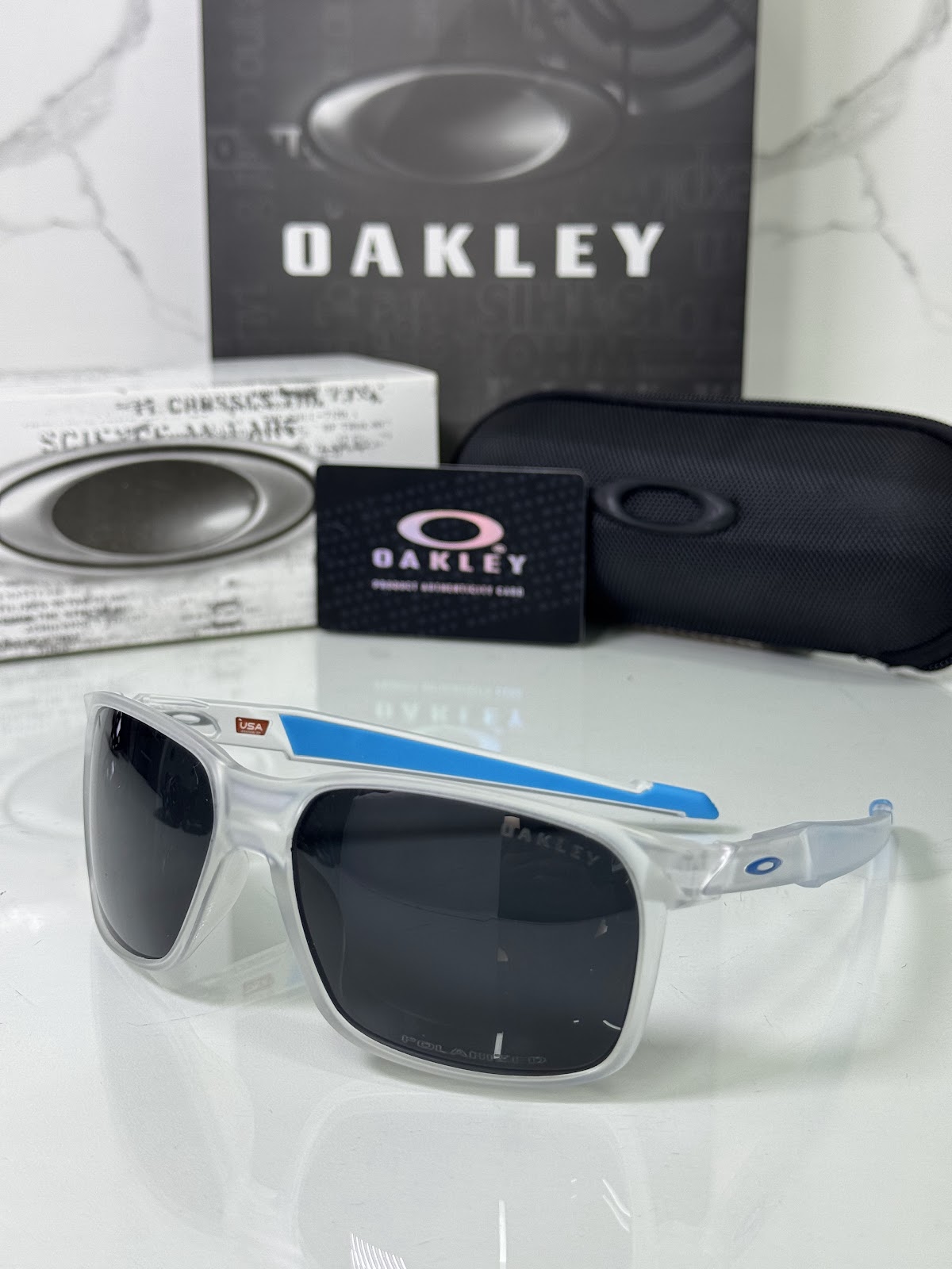 Lentes OAKLEY — Ref. LF-L235-0125 con el packaging mostrado en la fotografía