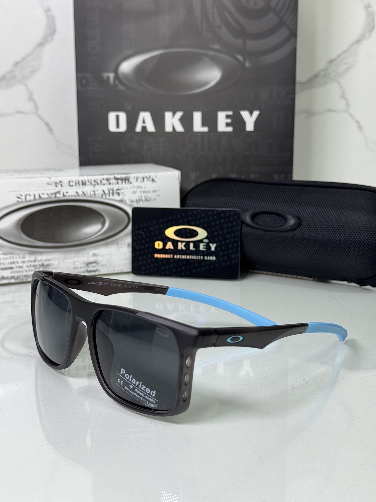 Lentes OAKLEY — Ref. LF-L235-0127 con el packaging mostrado en la fotografía