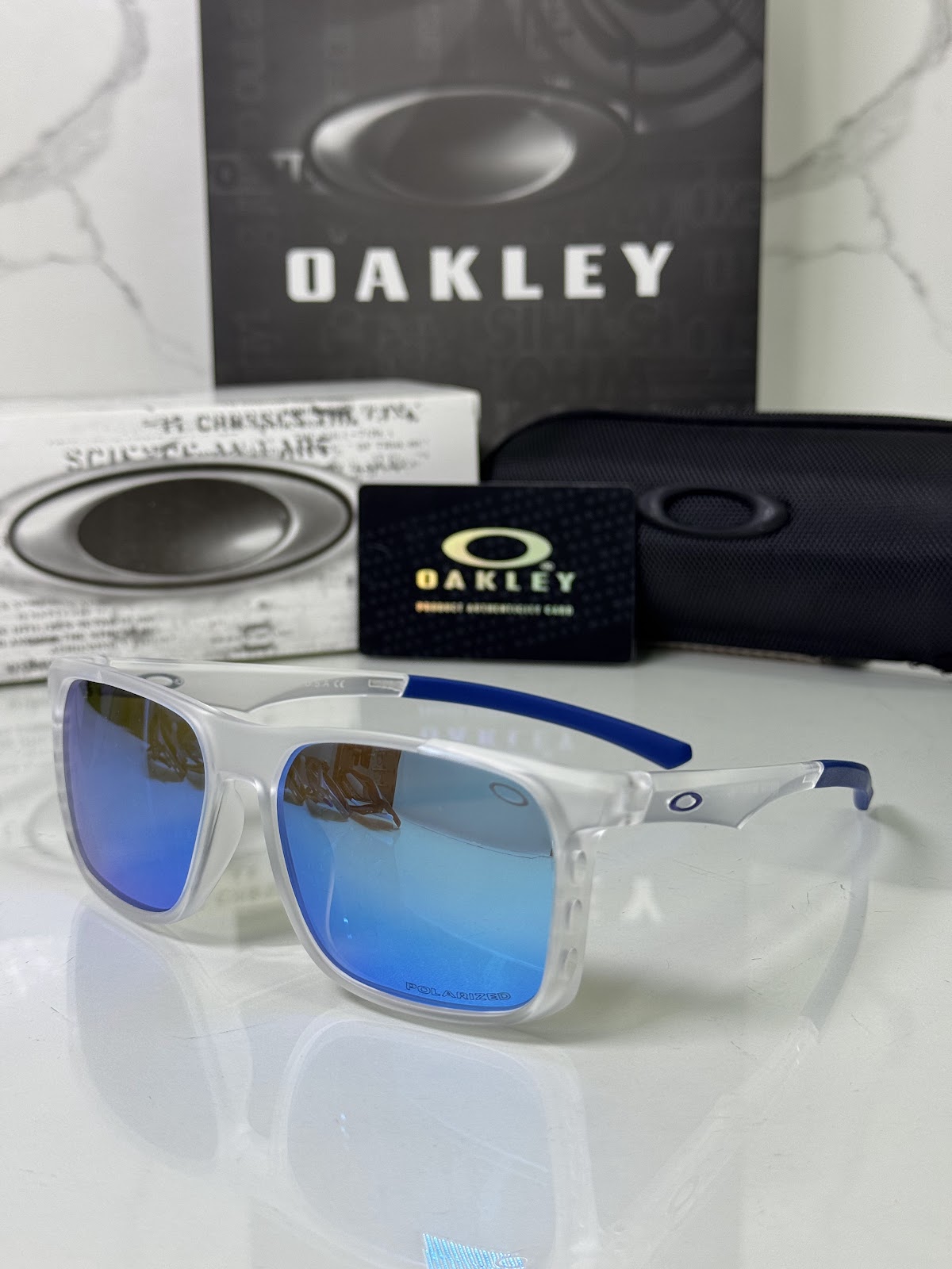 Lentes OAKLEY — Ref. LF-L235-0130 con el packaging mostrado en la fotografía