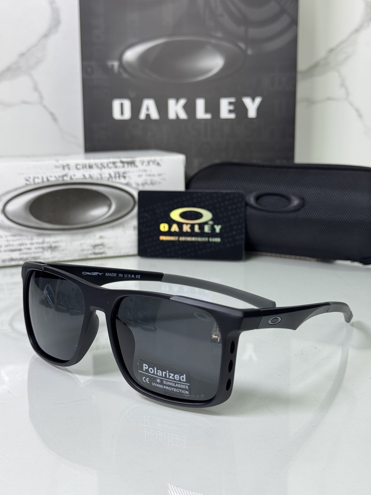 Lentes OAKLEY — Ref. LF-L235-0131 con el packaging mostrado en la fotografía
