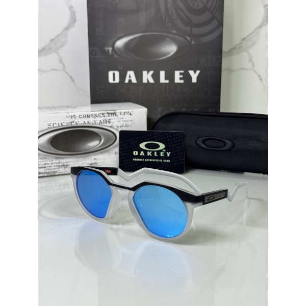 Lentes OAKLEY — Ref. LF-L235-0132 con el packaging mostrado en la fotografía