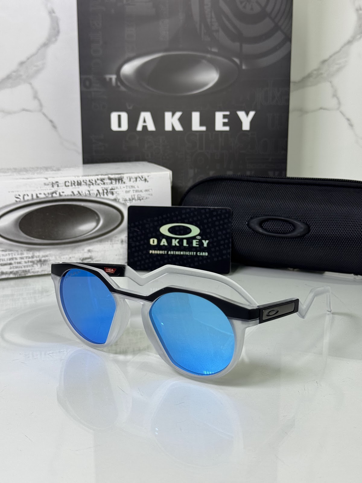 Lentes OAKLEY — Ref. LF-L235-0132 con el packaging mostrado en la fotografía