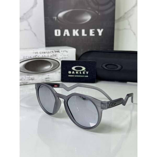 Lentes OAKLEY — Ref. LF-L235-0133 con el packaging mostrado en la fotografía