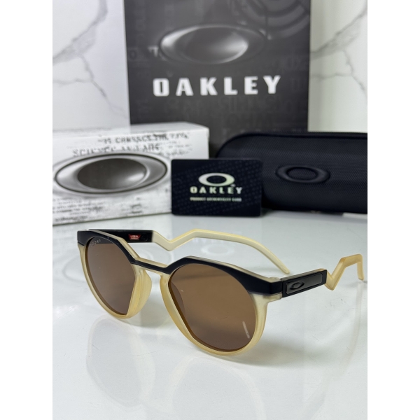 Lentes OAKLEY — Ref. LF-L235-0134 con el packaging mostrado en la fotografía