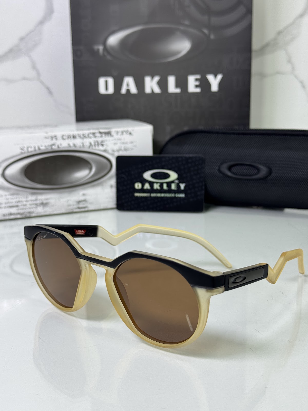 Lentes OAKLEY — Ref. LF-L235-0134 con el packaging mostrado en la fotografía