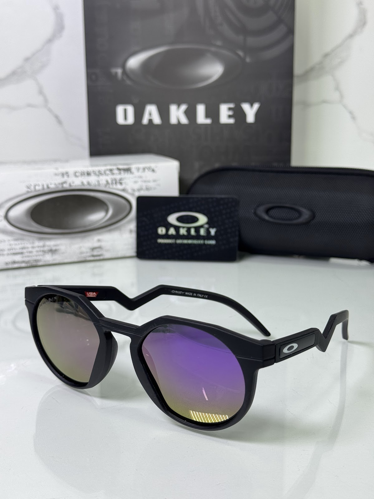 Lentes OAKLEY — Ref. LF-L235-0136 con el packaging mostrado en la fotografía