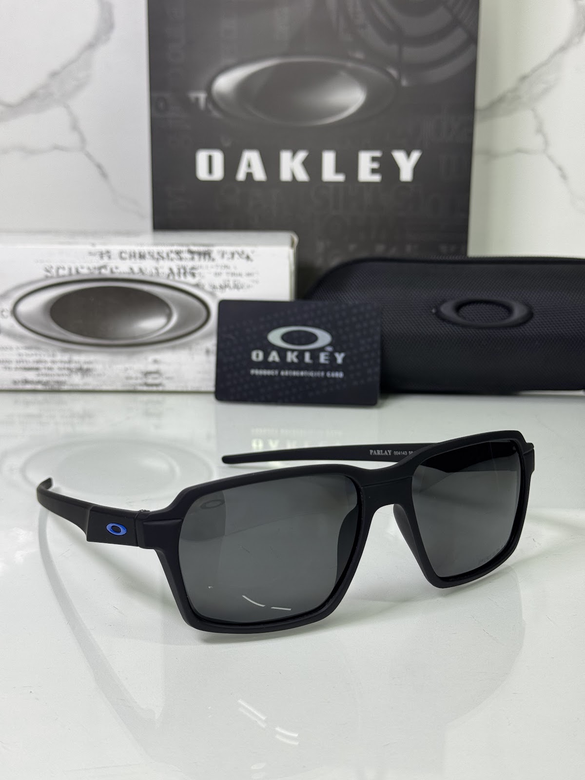 Lentes OAKLEY — Ref. LF-L235-0144 con el packaging mostrado en la fotografía