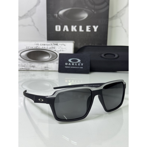 Lentes OAKLEY — Ref. LF-L235-0145 con el packaging mostrado en la fotografía
