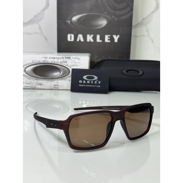 Lentes OAKLEY — Ref. LF-L235-0146 con el packaging mostrado en la fotografía
