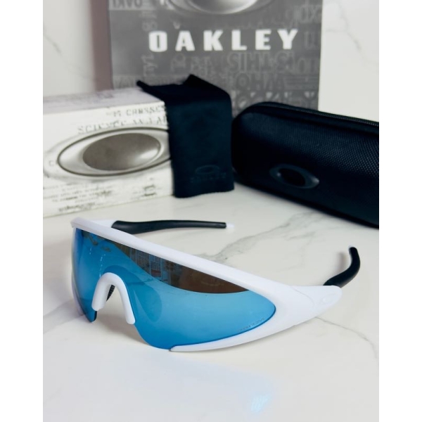 Lentes OAKLEY — Ref. LF-L235-0152 con el packaging mostrado en la fotografía