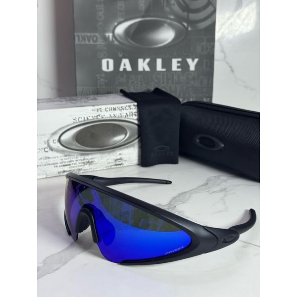 Lentes OAKLEY — Ref. LF-L235-0154 con el packaging mostrado en la fotografía