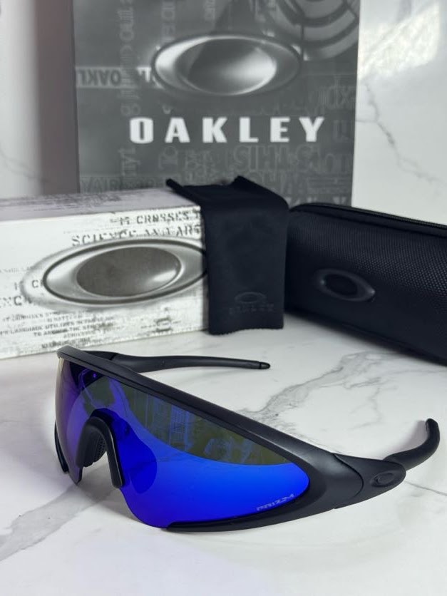 Lentes OAKLEY — Ref. LF-L235-0154 con el packaging mostrado en la fotografía