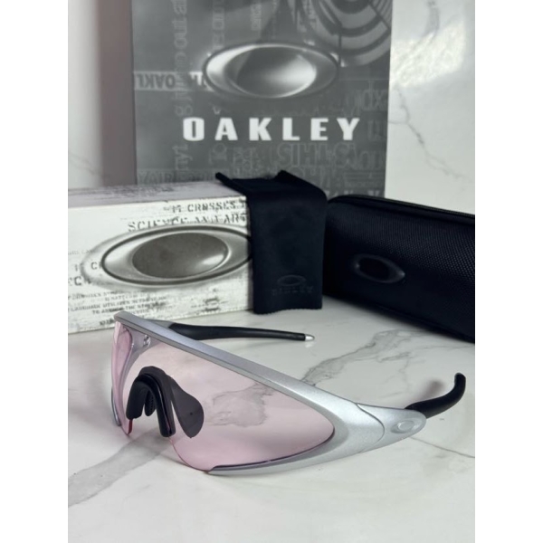 Lentes OAKLEY — Ref. LF-L235-0155 con el packaging mostrado en la fotografía
