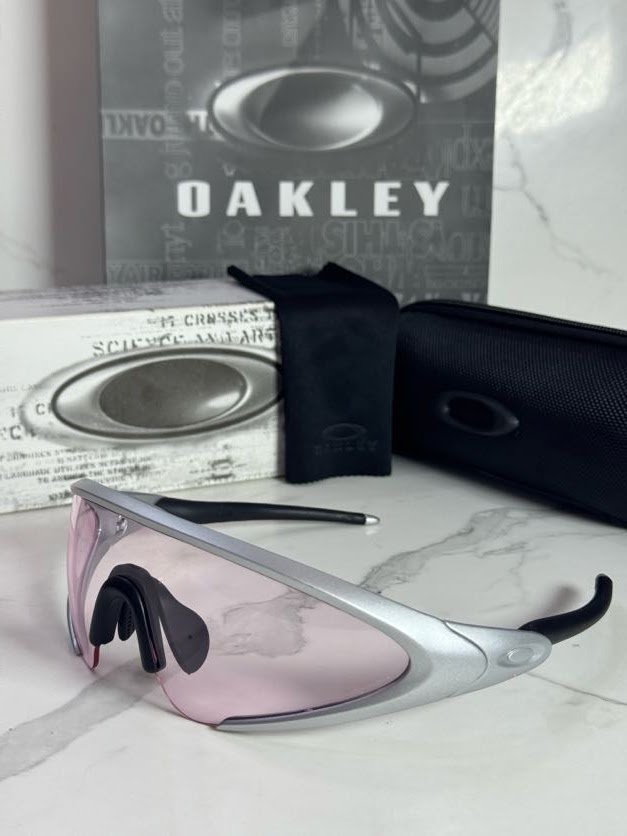 Lentes OAKLEY — Ref. LF-L235-0155 con el packaging mostrado en la fotografía