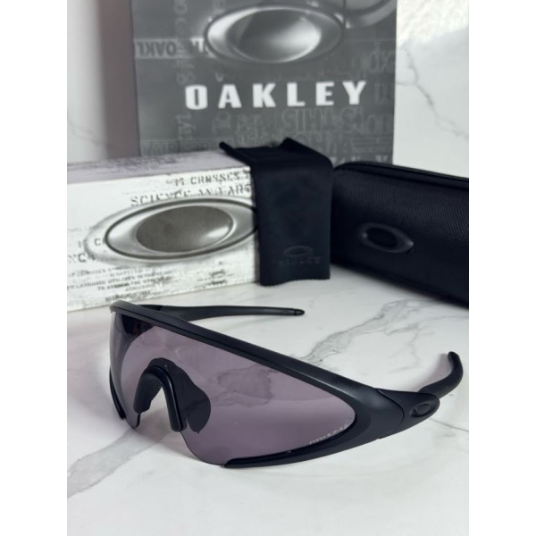 Lentes OAKLEY — Ref. LF-L235-0156 con el packaging mostrado en la fotografía