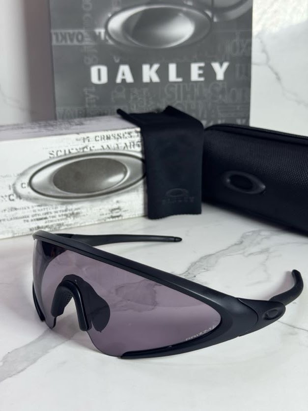 Lentes OAKLEY — Ref. LF-L235-0156 con el packaging mostrado en la fotografía