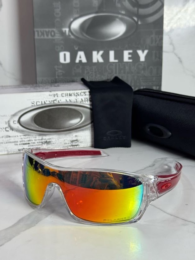 Lentes OAKLEY — Ref. LF-L235-0161 con el packaging mostrado en la fotografía