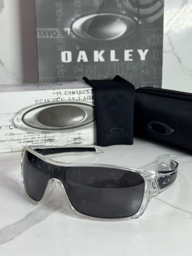 Lentes OAKLEY — Ref. LF-L235-0164 con el packaging mostrado en la fotografía