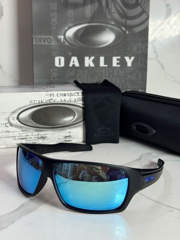 Lentes OAKLEY — Ref. LF-L235-0170 con el packaging mostrado en la fotografía