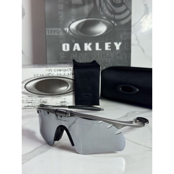 Lentes OAKLEY — Ref. LF-L235-0172 con el packaging mostrado en la fotografía