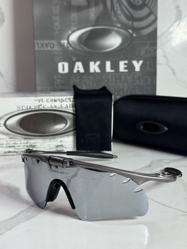 Lentes OAKLEY — Ref. LF-L235-0172 con el packaging mostrado en la fotografía