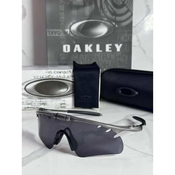 Lentes OAKLEY — Ref. LF-L235-0174 con el packaging mostrado en la fotografía